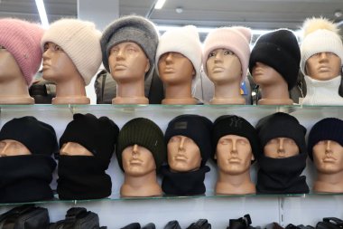 Şık mankenlerde sergilenen şık kış şapkaları, hem şık soğuk hava kıyafetleri hem de zariflik için mükemmel.