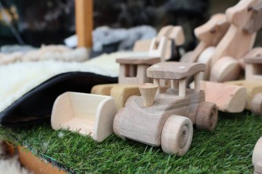 Hayal gücünü geliştirmek için ideal, sevimli çiftlik hayvanları arasında ayarlanmış büyüleyici tahta bir traktör.