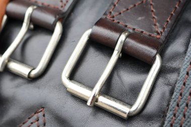 Dayanıklı deri kayışlı el yapımı metal tokaların yakın çekimi, moda temaları, harmanlama tarzı ve işlevi için mükemmel.