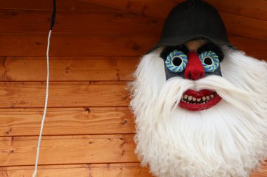 Çarpıcı bir maske, beyaz bir sakal, renkli gözler, ve eşsiz bir tasarım, festival gösterileri için mükemmel..