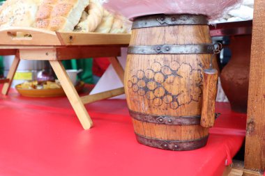 Büyüleyici bir bal peteği deseniyle süslenmiş güzel bir kırsal ahşap fıçı. Kırsal dekoru geliştirmek için ideal.