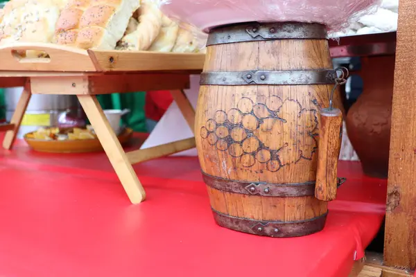 Büyüleyici bir bal peteği deseniyle süslenmiş güzel bir kırsal ahşap fıçı. Kırsal dekoru geliştirmek için ideal.