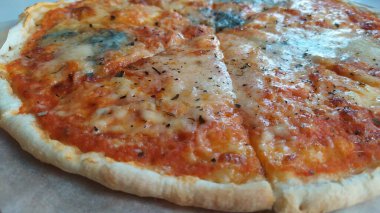 Lezzetli domates sosuyla tamamlanmış lezzetli bir altın hamuru olan ağız sulandıran peynirli bir pizza hayal edin.