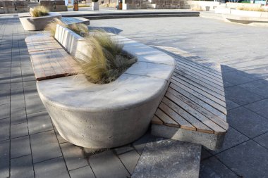 Bu şık beton banklar modern ve çağdaş bir dış mekanı geliştirmek için entegre yeşillik içeriyor.