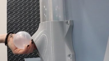 Modern bir el dezenfektanı modern halka açık alanlarda herkese uygun hijyen çözümleri sunar.