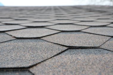 Bu, eşsiz dokusu ve karmaşık desenini gösteren altıgen bir asfalt çatının ayrıntılı bir görüntüsü.