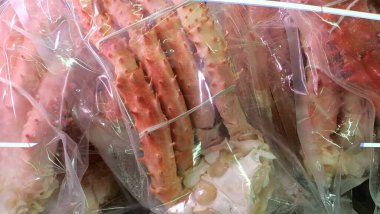 Lezzetli, kaliteli yengeç bacaklarımızın tadına bakın. Şu anda paketlenmiş ve satılmaya hazır.