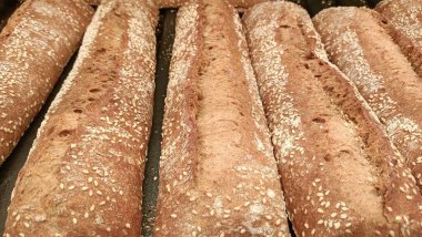 Susam tohumlarıyla bezenmiş zanaatkar tam tahıllı ekmek, sandviçleri ya da lezzetli atıştırmalıkları tatmin etmek için idealdir.