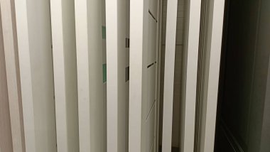 Çarpıcı dikey levhalar modern uzayı güzelleştiren büyüleyici ışık desenleri oluşturur.