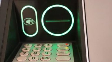 Gelişmiş dokunmatik kontroller ve özellikler gösteren parlak ve aydınlatılmış bir ATM arayüzünün detaylı bir yakın görüntüsü