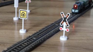 Rayları ve çeşitli sinyal işaretlerini içeren güzel tasarlanmış bir model tren setinin detaylı bir görüntüsü