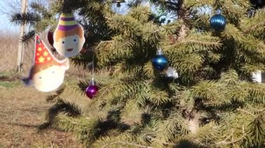 Renkli süsler ve Noel ağacında neşeli bir karakterle Noel ruhunu yakalayan tuhaf bir sahne.