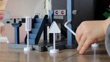Küçük bir çocuk, hayal ürünü oyun saatlerini teşvik etmek için canlı ve renkli bir oyuncak setiyle etkileşime girer.
