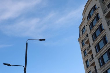 Çarpıcı bir çağdaş bina. Çarpıcı mimari çizgiler, canlı mavi bir gökyüzü zeminine kurulmuş.