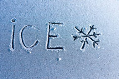 ICE 'ın incelikle oyulmuş, serin kışların güzelliğini ve serin titreşimlerini sergilediği bir buz yüzeyi.