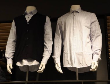 Modern erkek modasını ön plana çıkaran şık bir yelek ve sofistike bir gömlek.