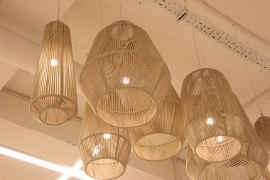 Şık ve zarif örülmüş kolye ışıkları modern mekanlarda şık ve sofistike bir atmosfere katkıda bulunur.