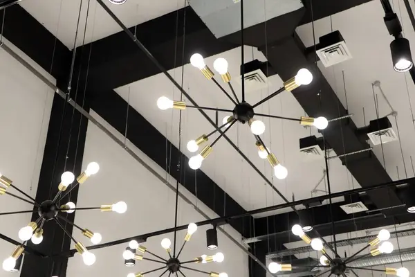 Modern tavan ışıkları çalışma alanlarını zarifçe aydınlatıyor ve atmosfere cazibe ve incelik katıyor.