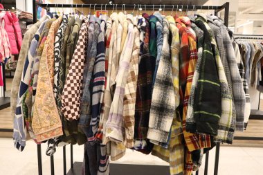 Değişik desenlere ve renklere sahip canlı fanila gömlekler. Sıradan moda alışverişçileri için mükemmel.