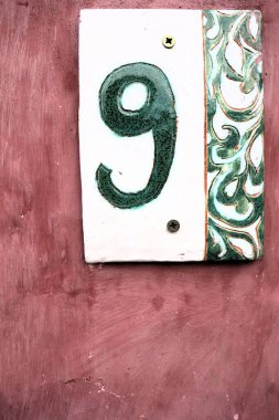 Bu zarif 9 numaralı seramik desenli duvarlar için mükemmeldir, ev tabelası ya da dekorasyon olarak kullanılır.