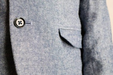 Zarif cepleri ve eşsiz düğmeleri olan şık mavi bir ceket. Modern moda meraklıları için her mevsim mükemmel.