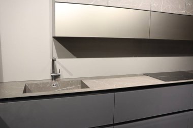 Bu gösterişli mutfak iç tasarımı zarif bir tezgahın yanında minimalist bir lavabo tasarımı sergiliyor.