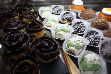 Çekiciliği arttıran çikolata ve krema malzemeleriyle süslenmiş muhteşem bir gurme keki ve hamur işi.