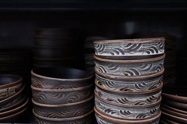 Olağanüstü bir ustalık ve benzersiz desenler sergileyen karmaşık bir şekilde tasarlanmış sanatsal kaseler koleksiyonu.