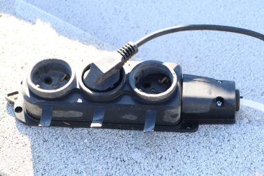 Çift prizli bu çok yönlü güç şeridi her ortamda, evde ya da ofiste güç sağlayan cihazlar için mükemmeldir.