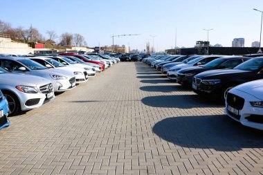  09.01.2025 Moldova Hareketli bir park alanı yan yana park edilmiş çeşitli araçlarla dolu.