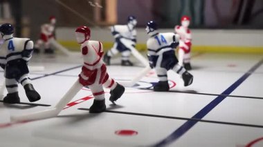 Dinamik ve hayat dolu bir sahne masabaşı buz hokeyi oyuncuları canlı bir buz pistinde şiddetle yarışıyorlar.