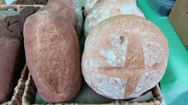 Eşsiz dokuları ve kenarları olan lezzetli zanaatkar ekmeklerin tadını çıkarın. Yemekleriniz ve yemek zevkleriniz için mükemmeldir.