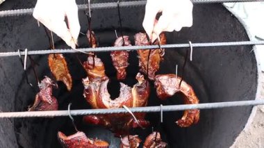 Usta geleneksel barbekü sanatı füme et ve lezzetli kümes hayvanlarının hazırlanmasıyla mükemmelleştirilir.