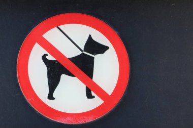 Bu bölgede köpek erişimine izin verilmediğini belirten açık ve göze çarpan bir işaret var.