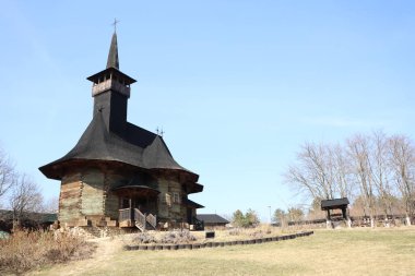 Çok güzel ve çarpıcı bir ahşap kilise, eşsiz mimari unsurlar sergiliyor.