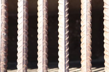 Endüstriyel dayanıklılıklarını, karmaşık tasarımlarını ve detaylarını vurgulayan desenli metal çubukların yakın plan fotoğrafı.