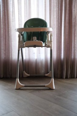 Bu şık sandalye bebekleri çağdaş ve modern ortamlarda veya ortamlarda beslemek için mükemmeldir.