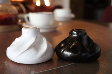 Modern ev dekorları ve estetiği geliştirmek için mükemmel siyah beyaz dekorlar.