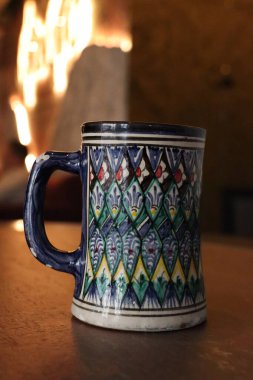 Çarpıcı dekoratif bir kupa. Canlı renklerle karışık desenler sergiliyor. Her koleksiyon için mükemmel..