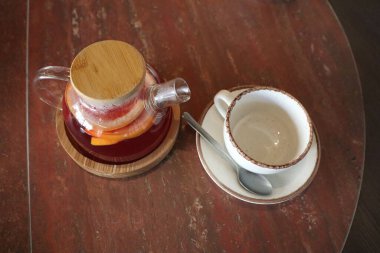 Hoş meyveler sunan bu büyüleyici çay seti samimi toplantılar ya da rahatlatıcı anlar için mükemmel bir seçim.