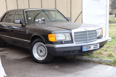 Klasik otomotiv tasarımı özellikleriyle birleştirilmiş zarif bir MercedesBenz sedan.