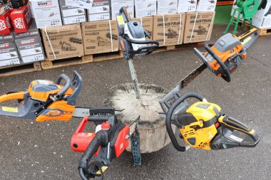 Etkileyici bir ekran bir kütük üzerinde çeşitli zincirli testere içerir, çeşitli marka ve modeller sergilenir