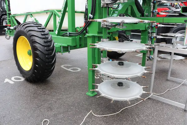 Modern tarımda verimliliği ve kesinliği arttırmak için tasarlanmış gelişmiş tarım teknolojisini keşfedin.