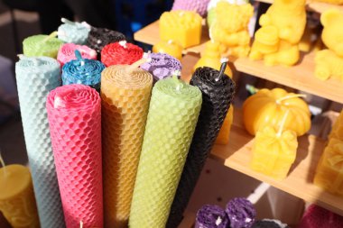 Canlı ve renkli balmumu mumlar. Çok çeşitli şekillerde. Yerel bir el sanatları pazarında güzelce sergileniyor.