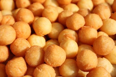 Bu harika çıtır çıtır ve altın çerez toplarını keşfedin ki bunlar partiler ve eğlenceli toplantılar için mükemmeldir.