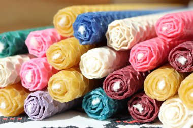 Canlı el işi kağıtları koleksiyon kitabı ve yaratıcı projelerde güzel dekorasyonlar için idealdir.