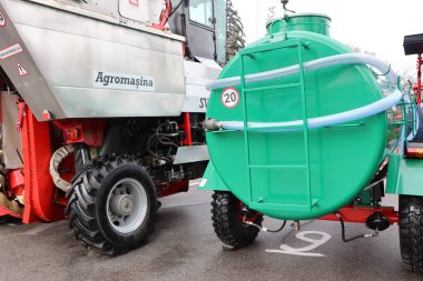 21.03.2025 Chisinau Kırmızı eklentilerle birlikte yeşil tankı gösteren gelişmiş tarımsal makinelerin detaylı bir görüntüsü