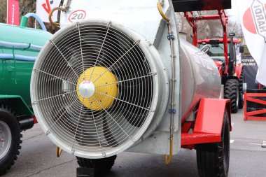 21.03.2025 Chisinau. Tarım ortamlarında verimli haşere kontrolü ve toz yönetimi için tasarlanmış sağlam bir hava üfleyici..