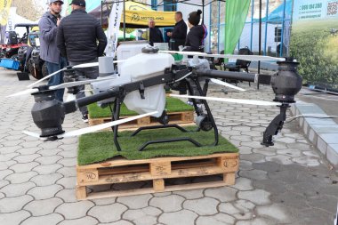 21.03.2025 Chisinau Tanınmış bir teknoloji sergisinde, tarımsal uygulamalar için tasarlanmış yenilikçi bir İHA sergilendi