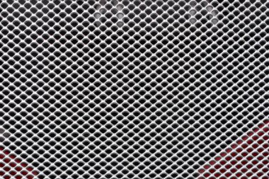 Çeşitli tasarım ve endüstriyel uygulamalar için mükemmel olan geometrik metal ağ deseninin yakın plan çekimi.